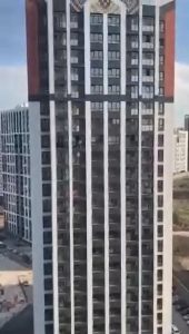 Read more about the article Woman Cleans Outside Window On 18th-Floor Ledge