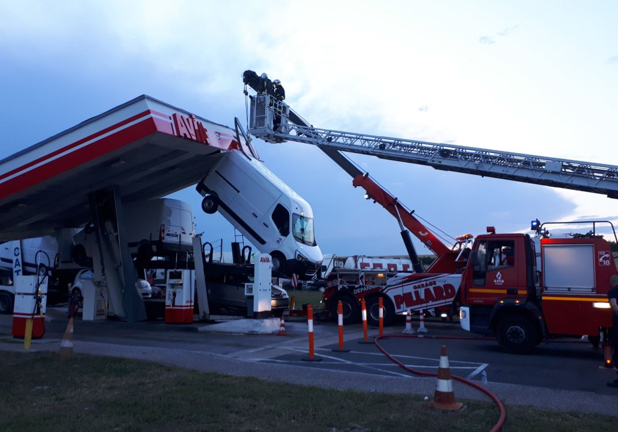 Read more about the article Petrol Station Roof Collapses On Lorry Load Of New Vans