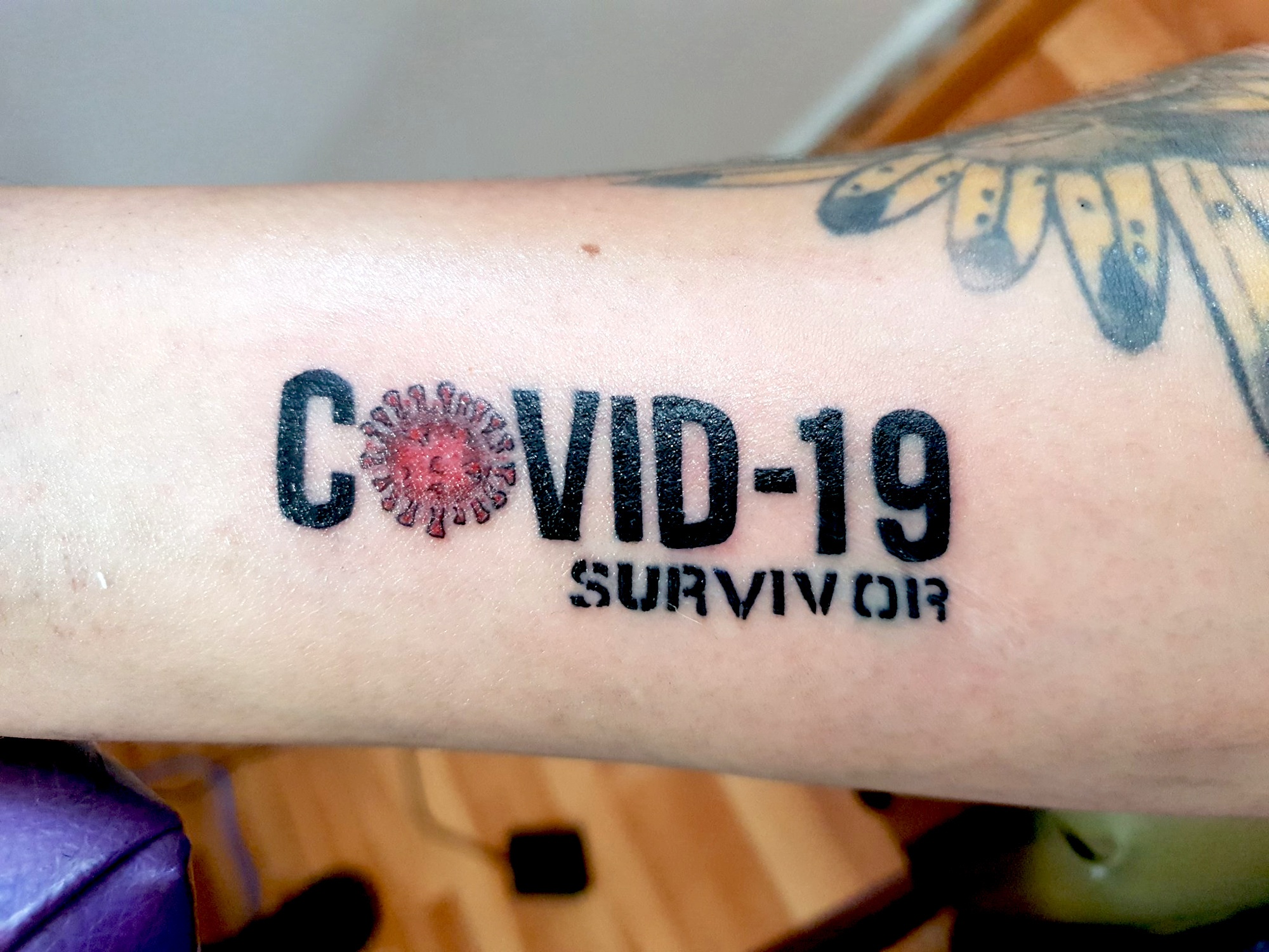 Read more about the article TV Exec Gets COVID Survivor Tattoo After Beating Virus