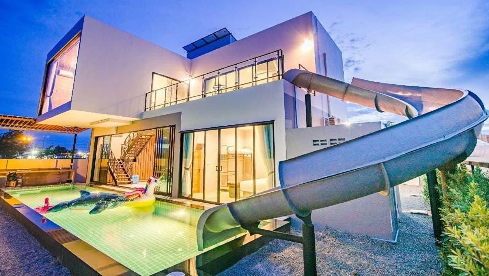 Read more about the article Stunning Thai Party Villa Boasts 2-Storey Water Slide