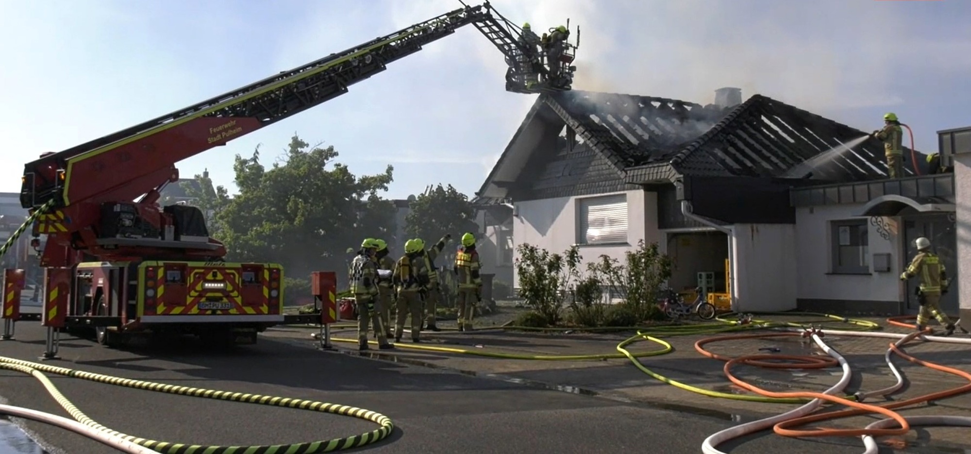Read more about the article 500k EUR Damage As Man Sets Roof On Fire Evicting Wasps