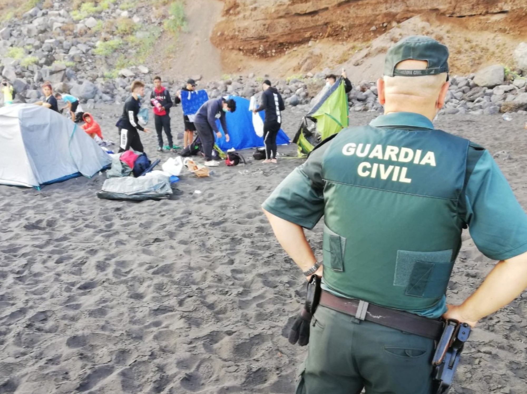 Read more about the article Tenerife Cops Break Up COVID Beach Party
