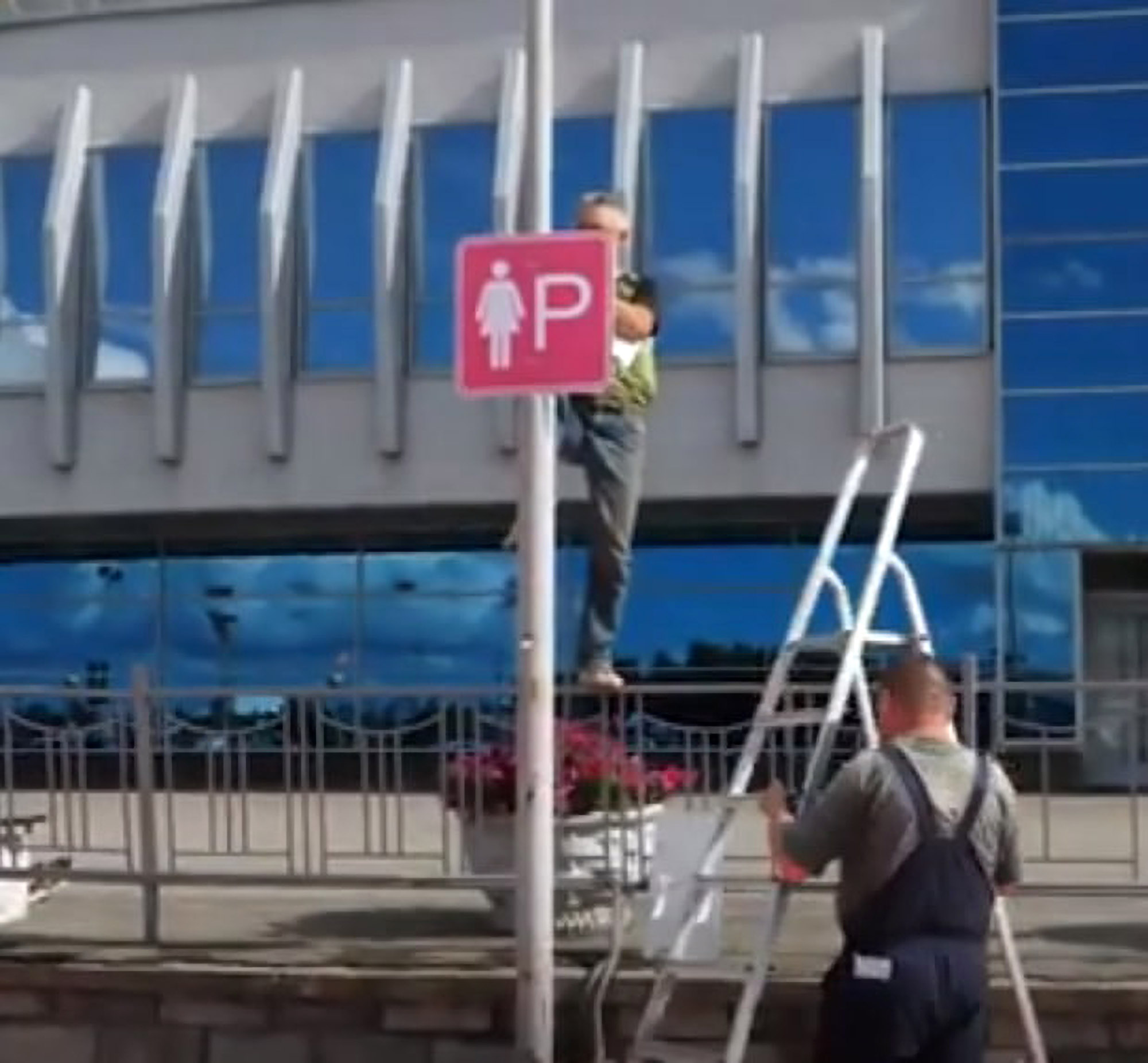 Read more about the article Cops Remove Russias First Women-Only Pink Parking Bay