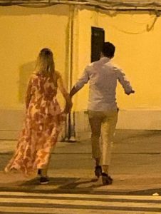 Read more about the article Man Wears Girlfriends Heels In Viral Romantic Gesture