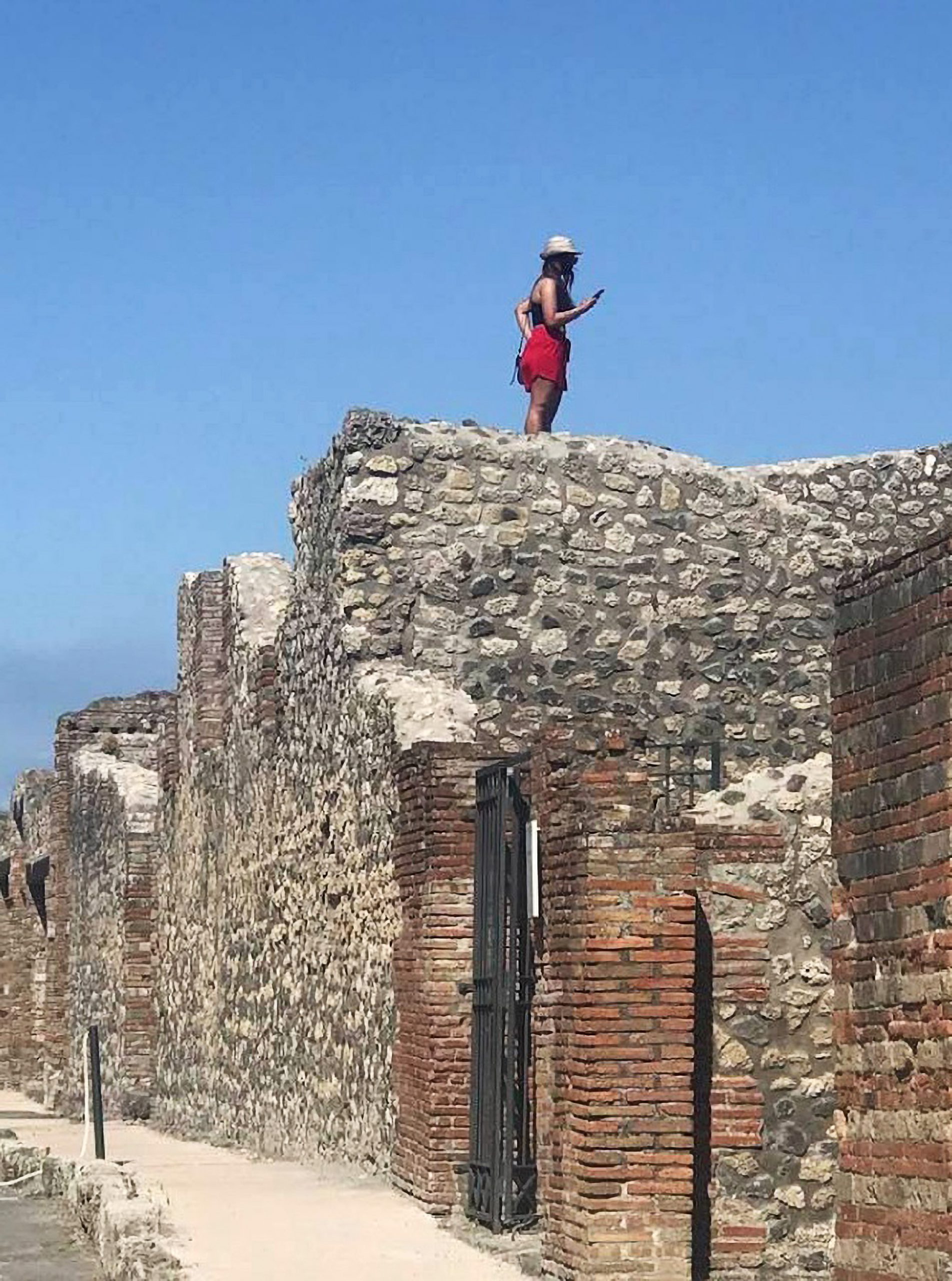 Read more about the article Cops Hunt Tourist That Climbed On Pompeii Ruins