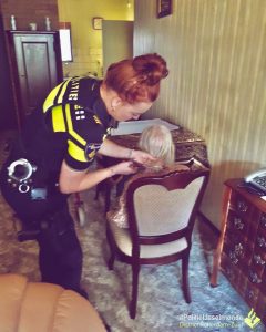 Read more about the article Cops Urge Help For The Lonely While Giving Free Haircut