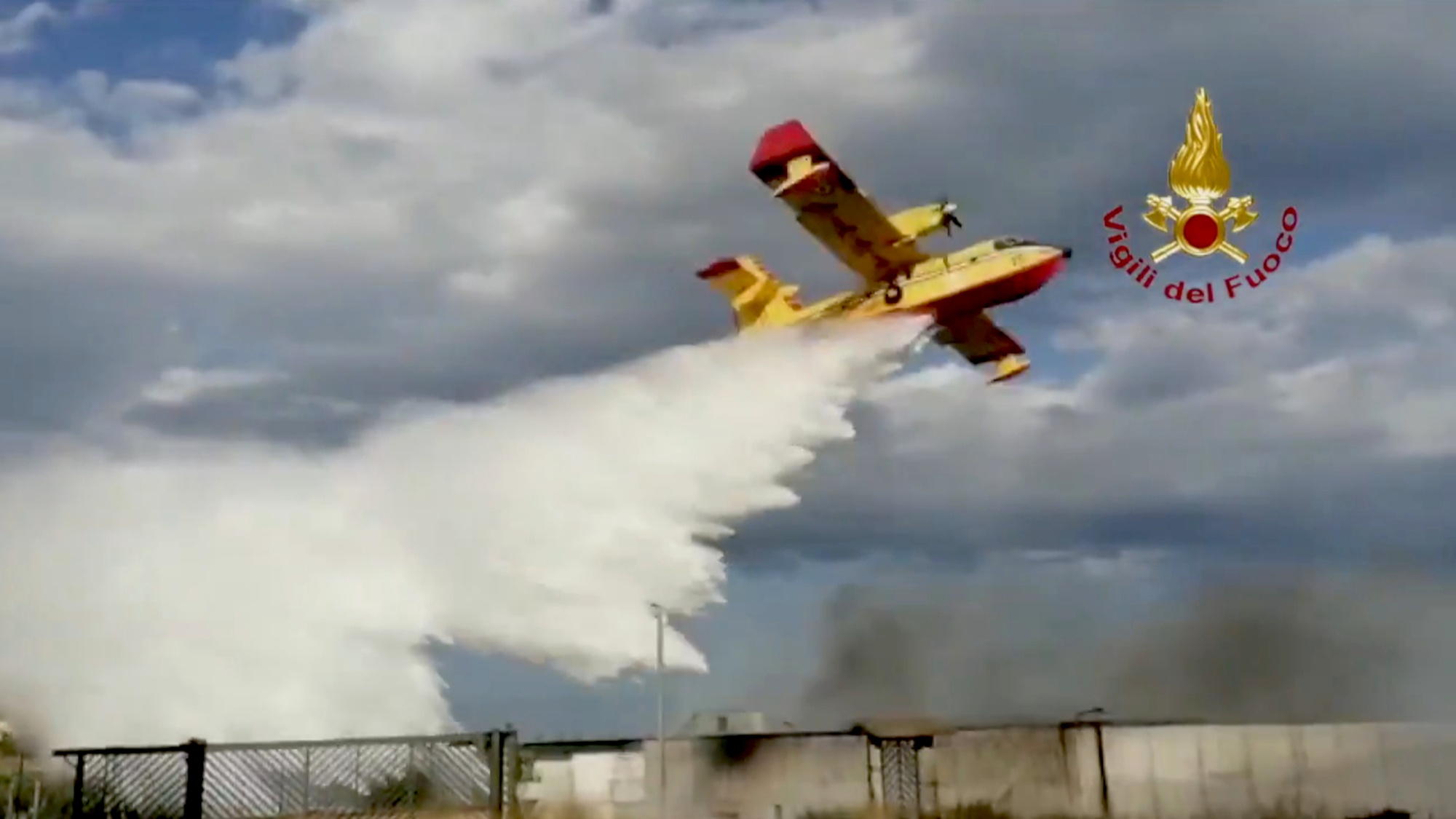 Read more about the article Huge Planes Drop Water 105 Times On Waste Plant Fire