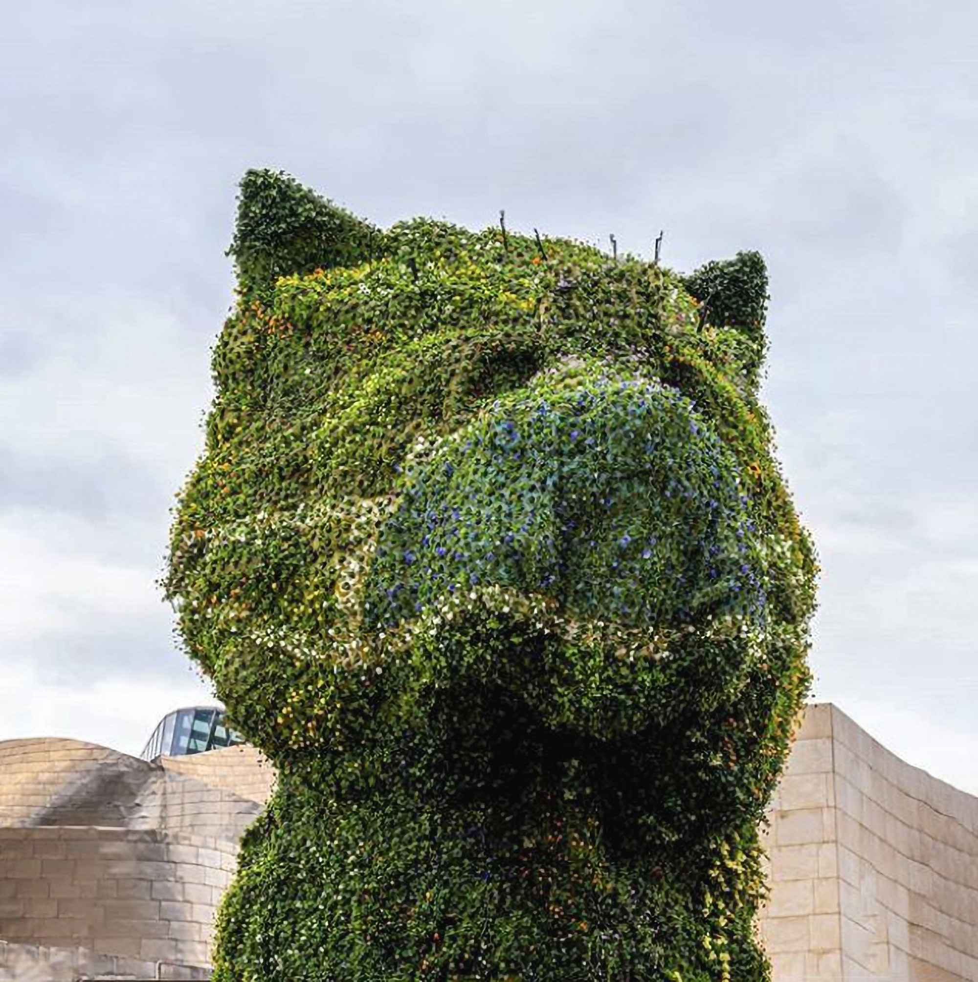 Read more about the article Guggenheim Museum Gives Its Iconic Puppy A Flower Mask As A Sign Of COVID-19 Solidarity