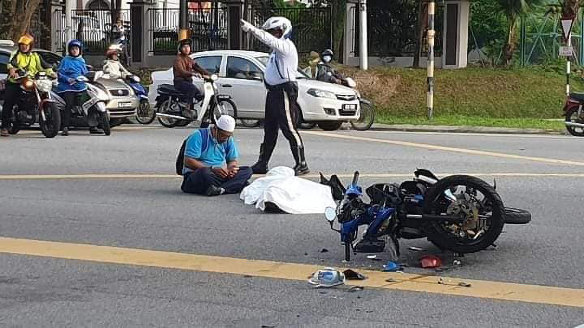 Read more about the article Biker Finds Person in Traffic Accident Is Son-In-Law And Prays Over Body