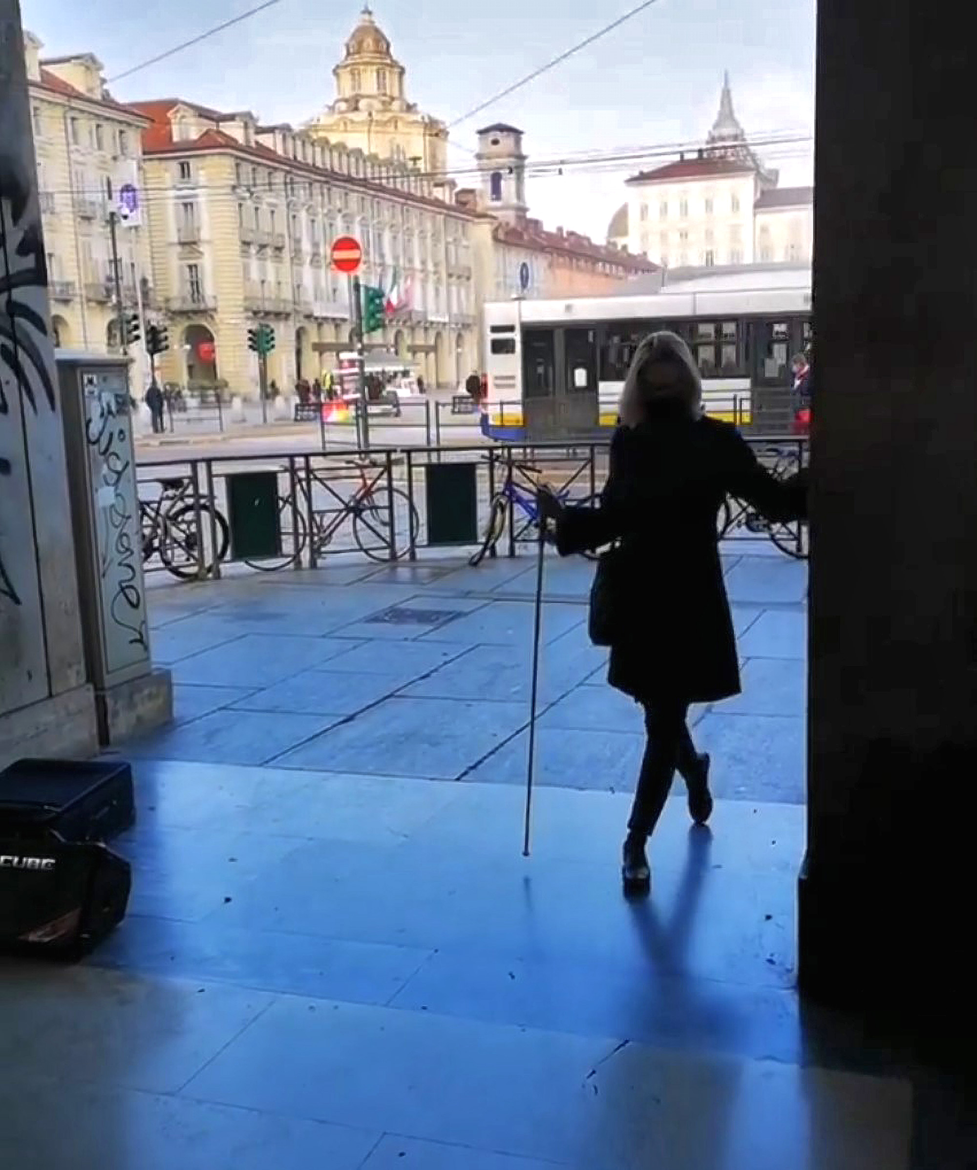 Read more about the article Blind Woman Gives Hope After Lockdown Dance To Street Musician