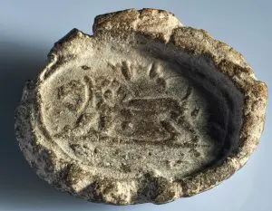 Read more about the article Incredible Bargain As Prof Buys 2700 Year Old Clay Seal From Bedoin Trader For 2 GBP