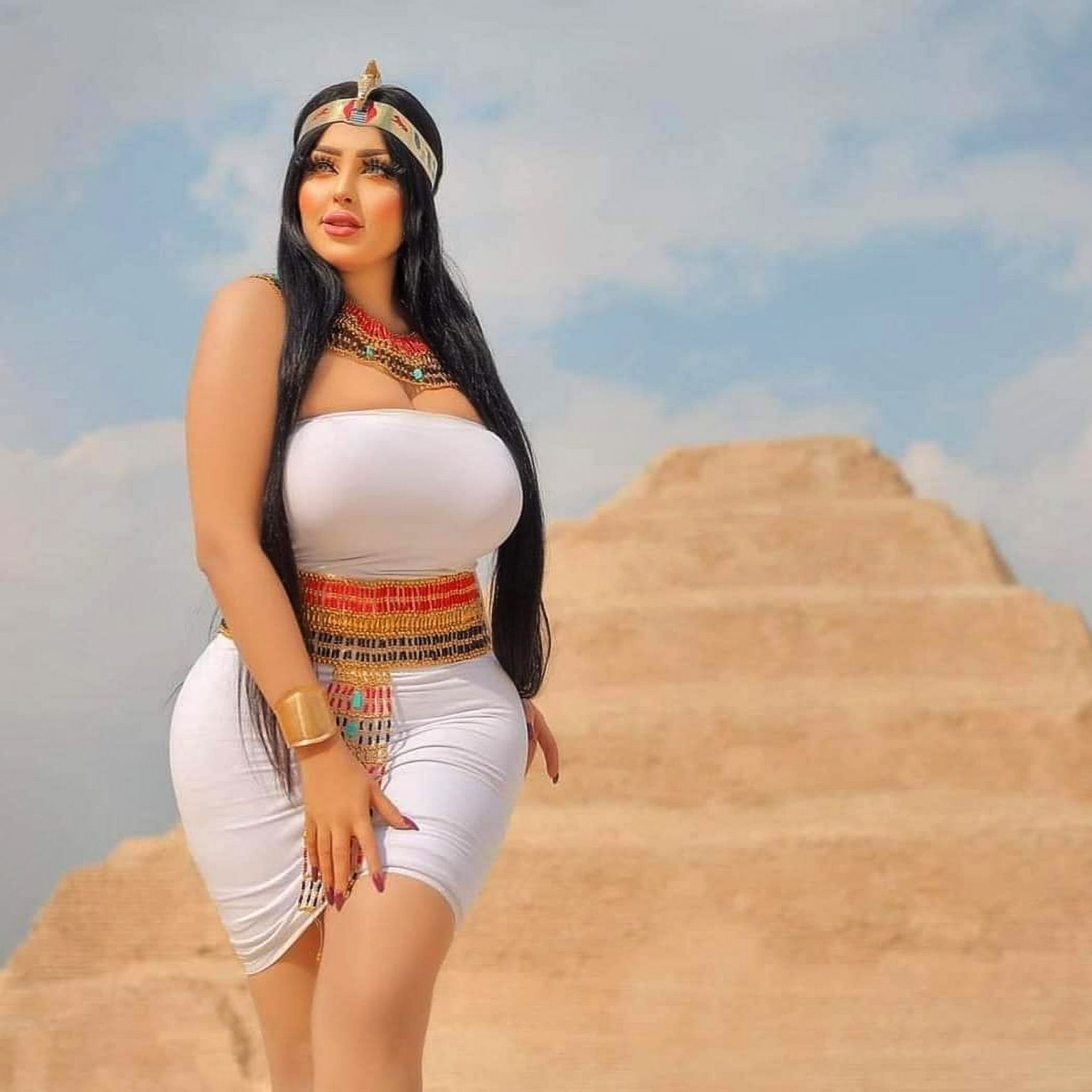 Photographer Claims Curvy Cleopatra In Egypt Pyramid Shoot Only Arrested Because She Is Plus Size