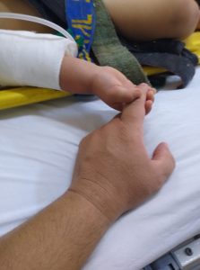 Read more about the article Ambulance Worker Posts Picture Of Him Holding Hand Of Baby Orphaned In Head-On Crash With Lorry