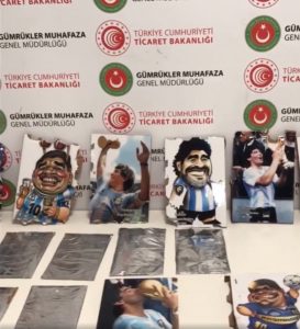 Read more about the article Customs Officials Amused By Maradona Pics Find Bags Of Cocaine Inside