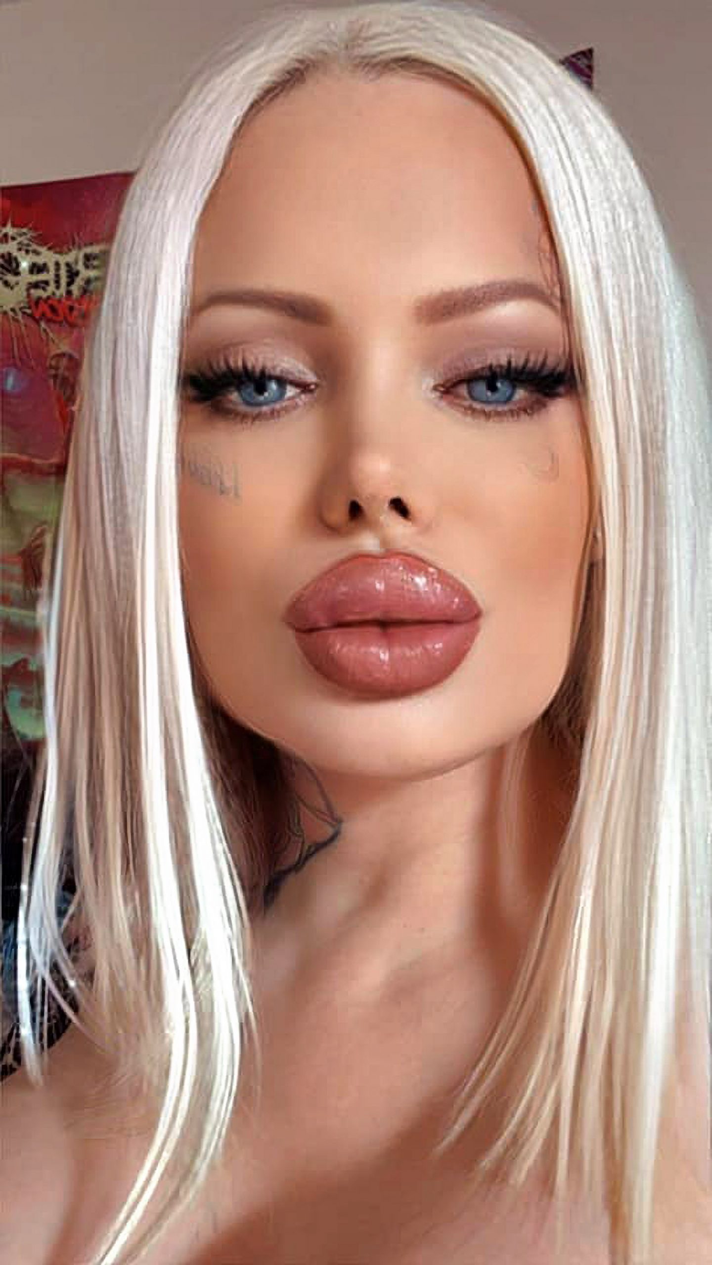 Satanic P0rn Star Shows Off Comically Huge New Lips Viraltab 1303