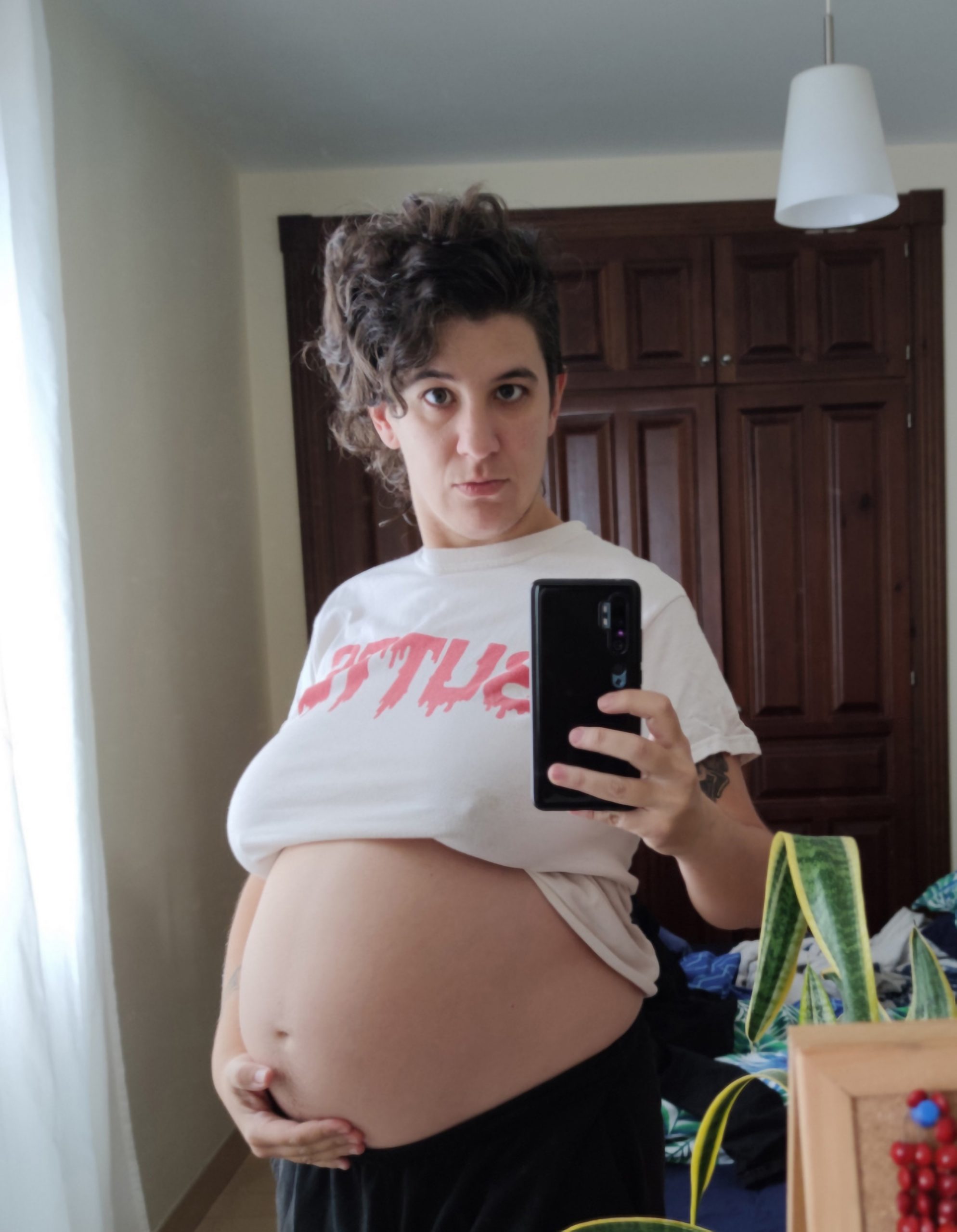 Read more about the article Spanish Trans Couple Post Snaps Of Dads 7-Month Baby Bump