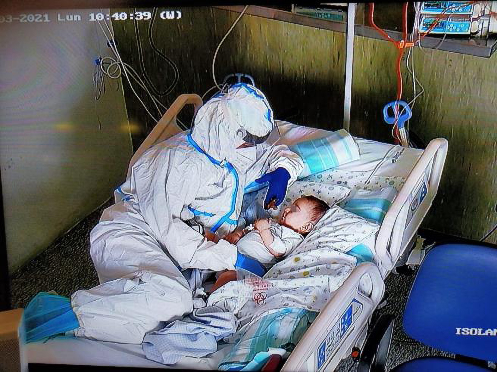 Read more about the article Viral Picture Showing Nurse In Full PPE Gear Comforting Unhappy COVID-Positive Baby Shortly Before Surgery