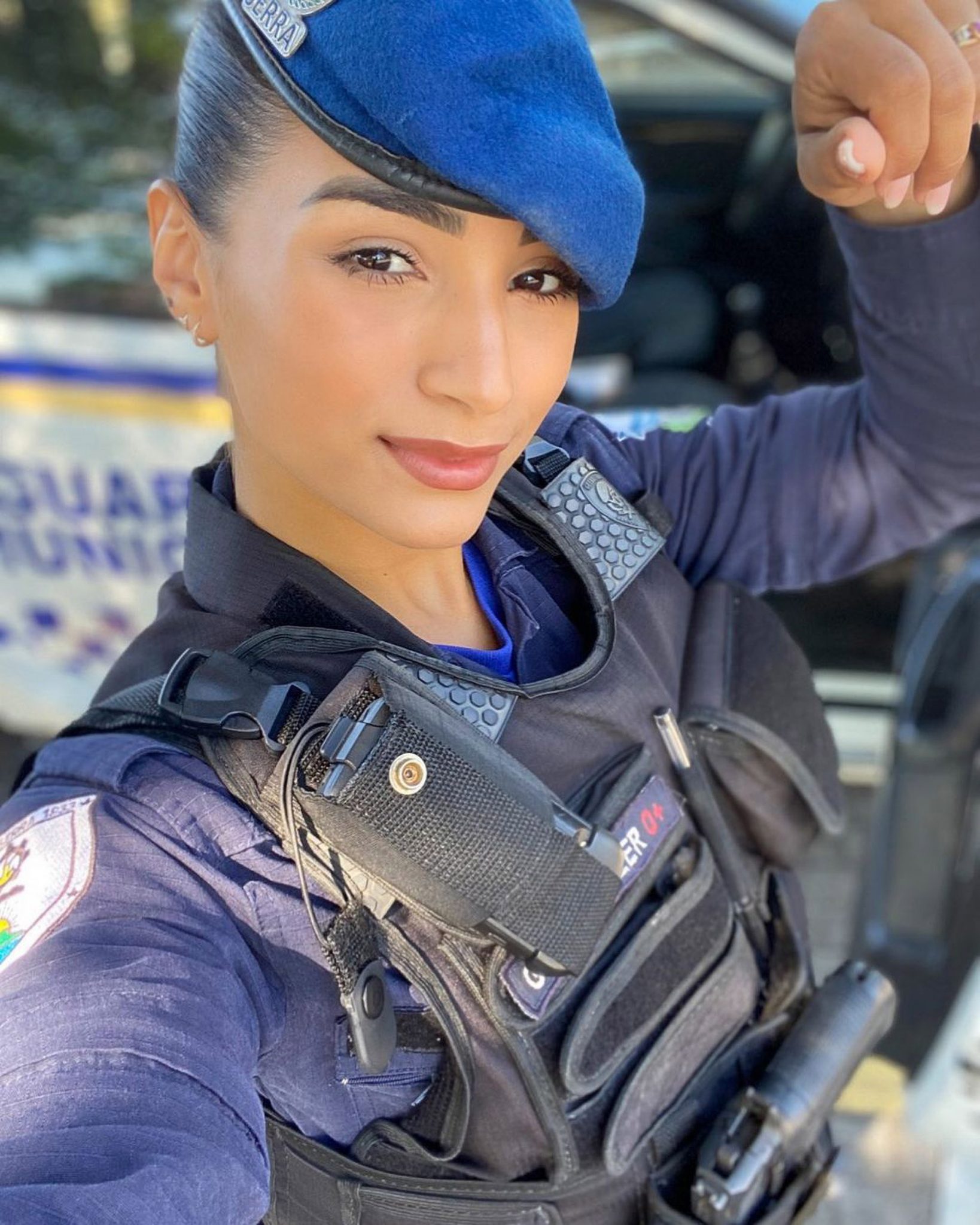 Gorgeous Brazil Cop Becomes Online Hit For Saucy Insta Snaps - ViralTab