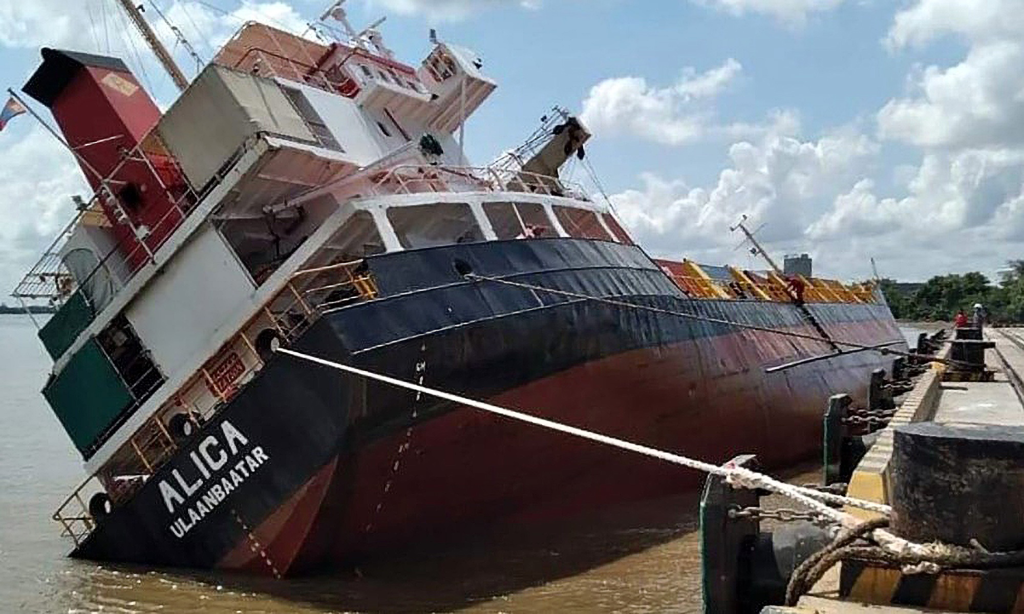 Read more about the article Moment Huge Ship Capsizes Sending Containers Crashing Into Water