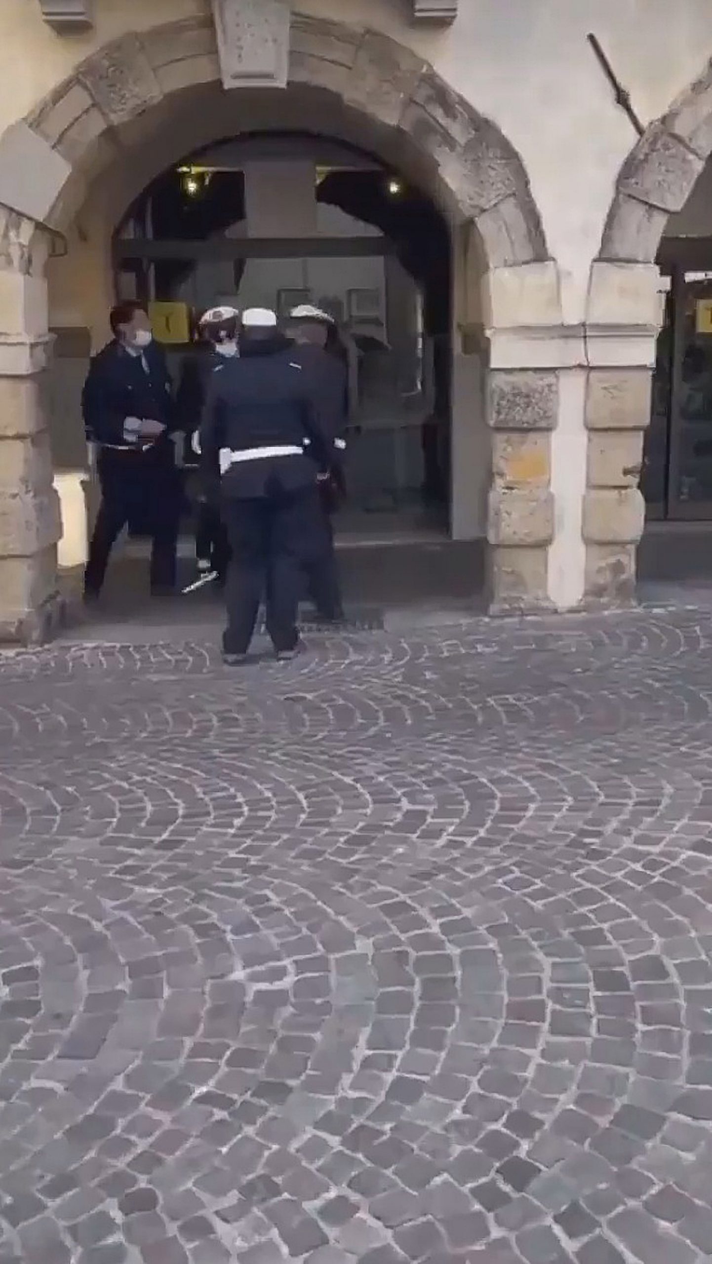 Read more about the article Moment Four Italian Cops Tackle Black Teen To The Ground Because He Was Not Wearing A Face Mask