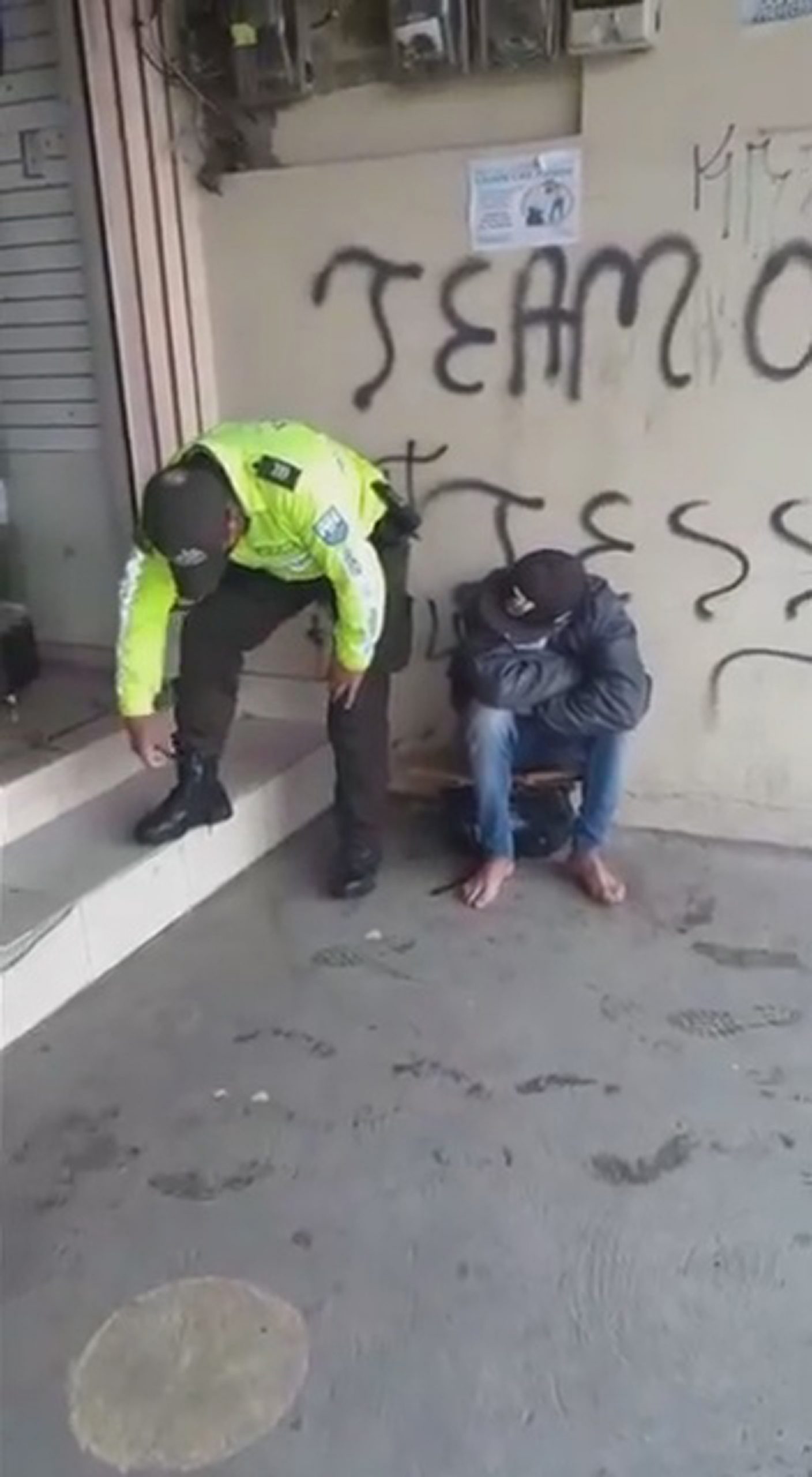Read more about the article Moment Kind Cop Gives His Boots To A Barefoot Migrant Teenager