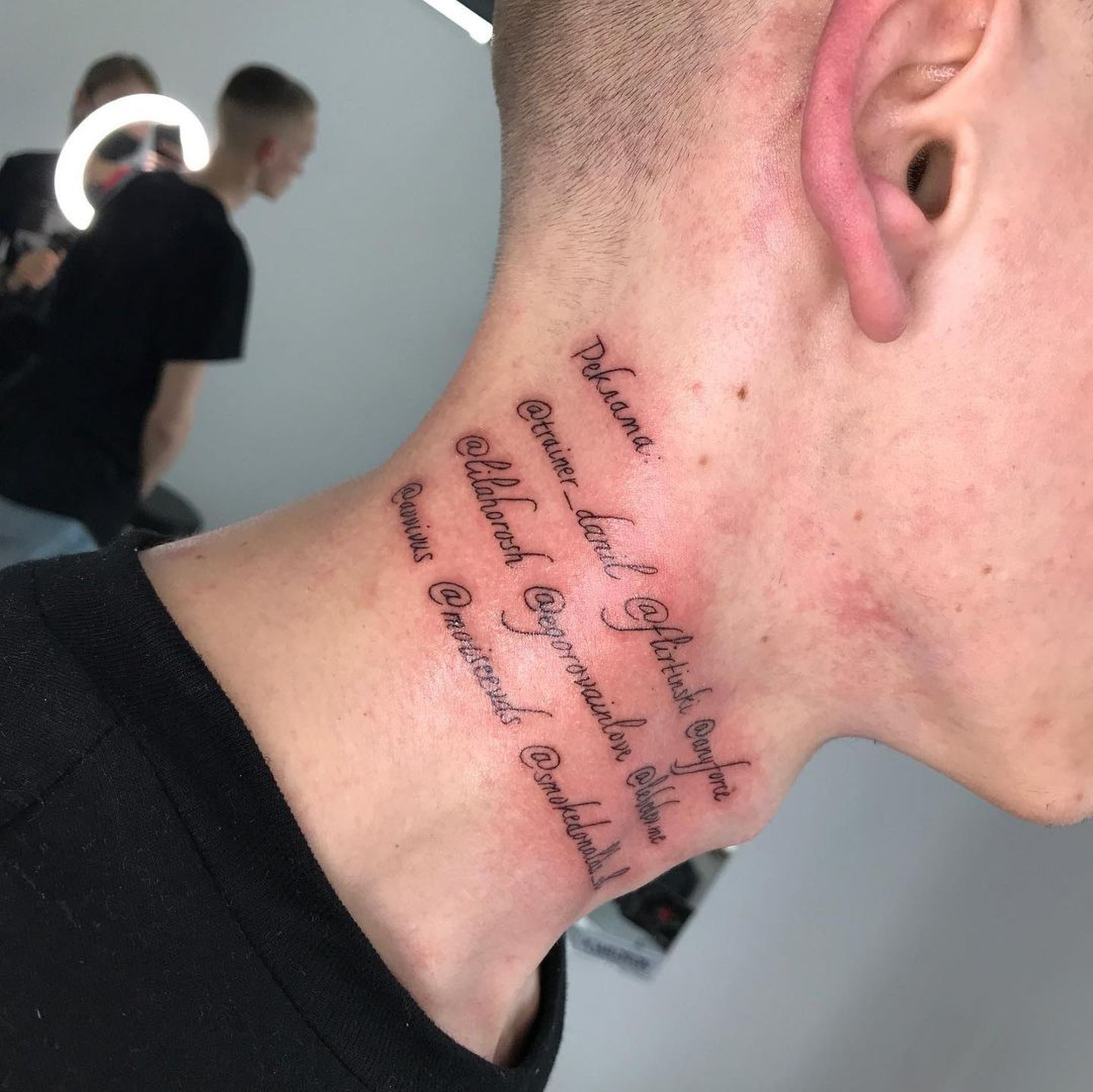 Read more about the article Influencer Tattoos Insta Handles On Neck After Selling It As Advertising Space