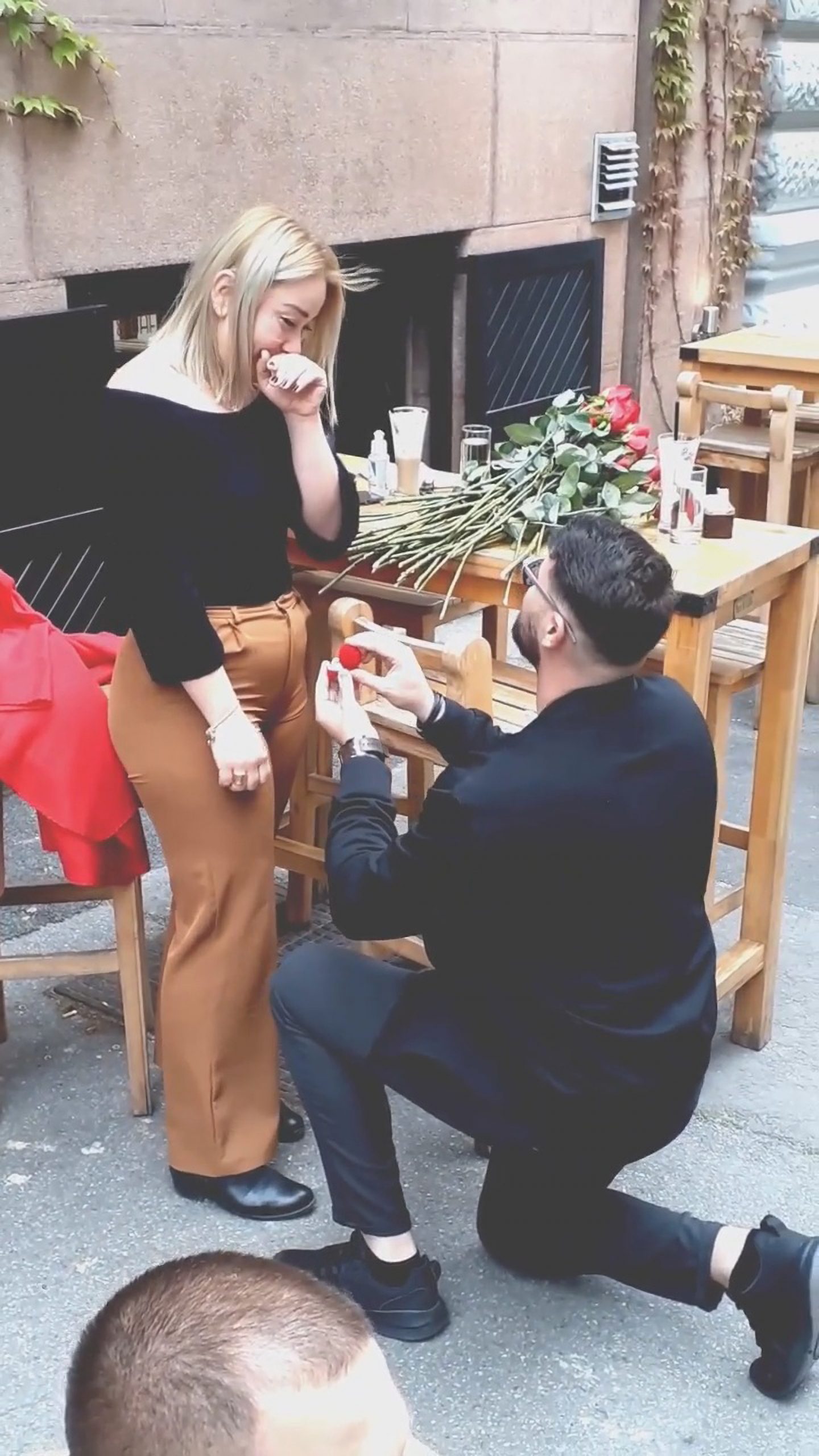 Read more about the article Man Uses Dozens Of Strangers To Gift Girlfriend With Red Rose Before Popping Big Question