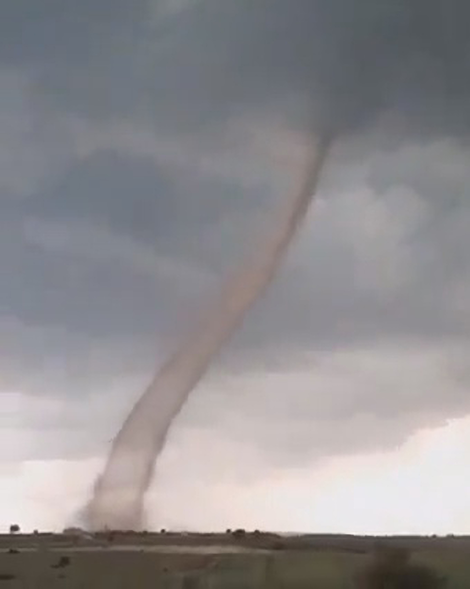Read more about the article Moment Tornado Quickly Forms Outside Turkish City