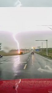 Read more about the article Moment Lightning Bolt Zaps Ground Just In Front Of Motorist