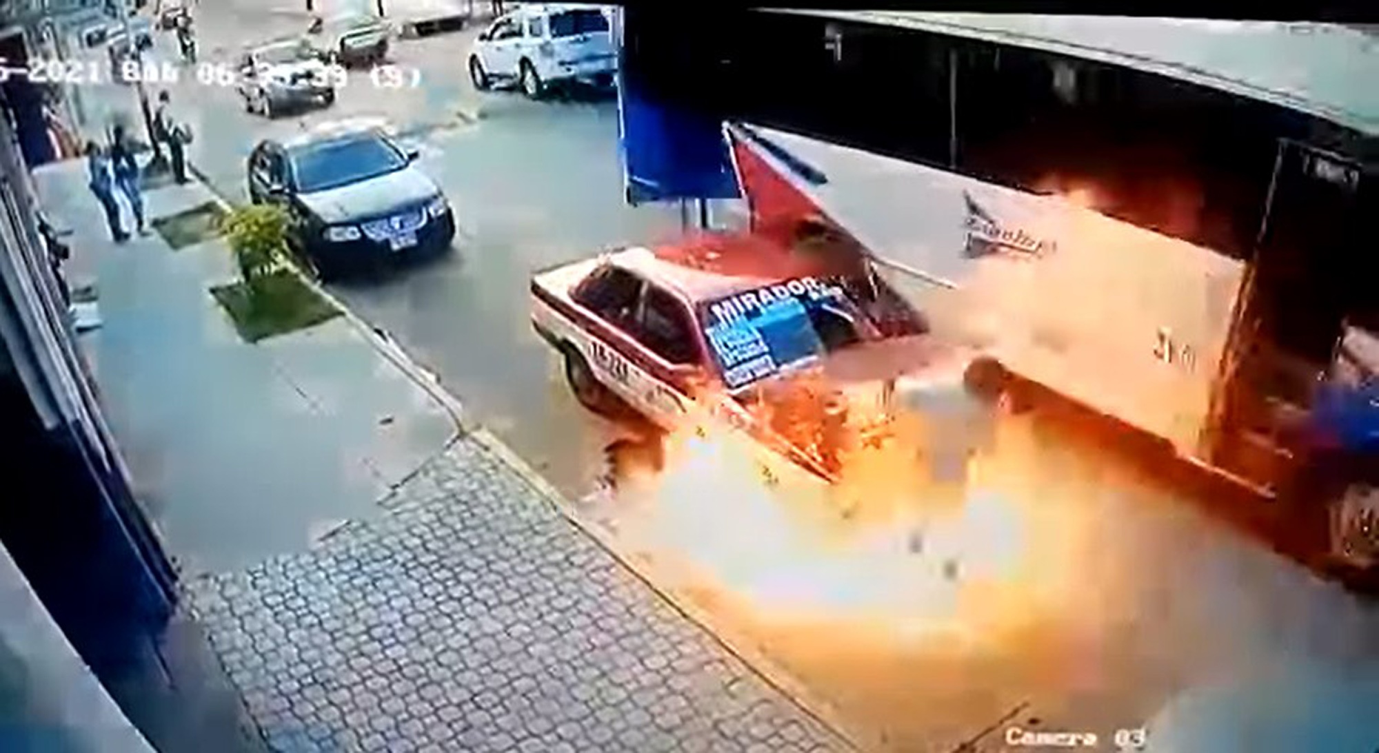 Read more about the article Women Passengers Scramble To Safety As Taxi Bursts Into Flames