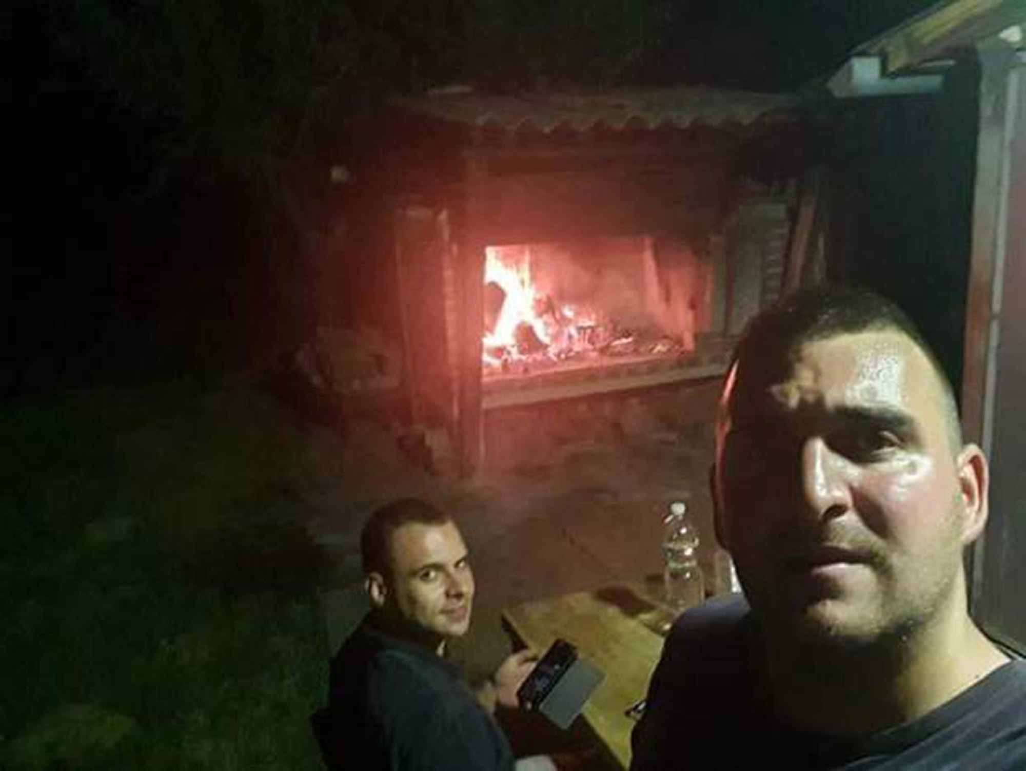 Read more about the article Two Best Friends Snap Their Final Selfie In Front Of Fire Hours Before They Burned To Death Inside Holiday Cottage