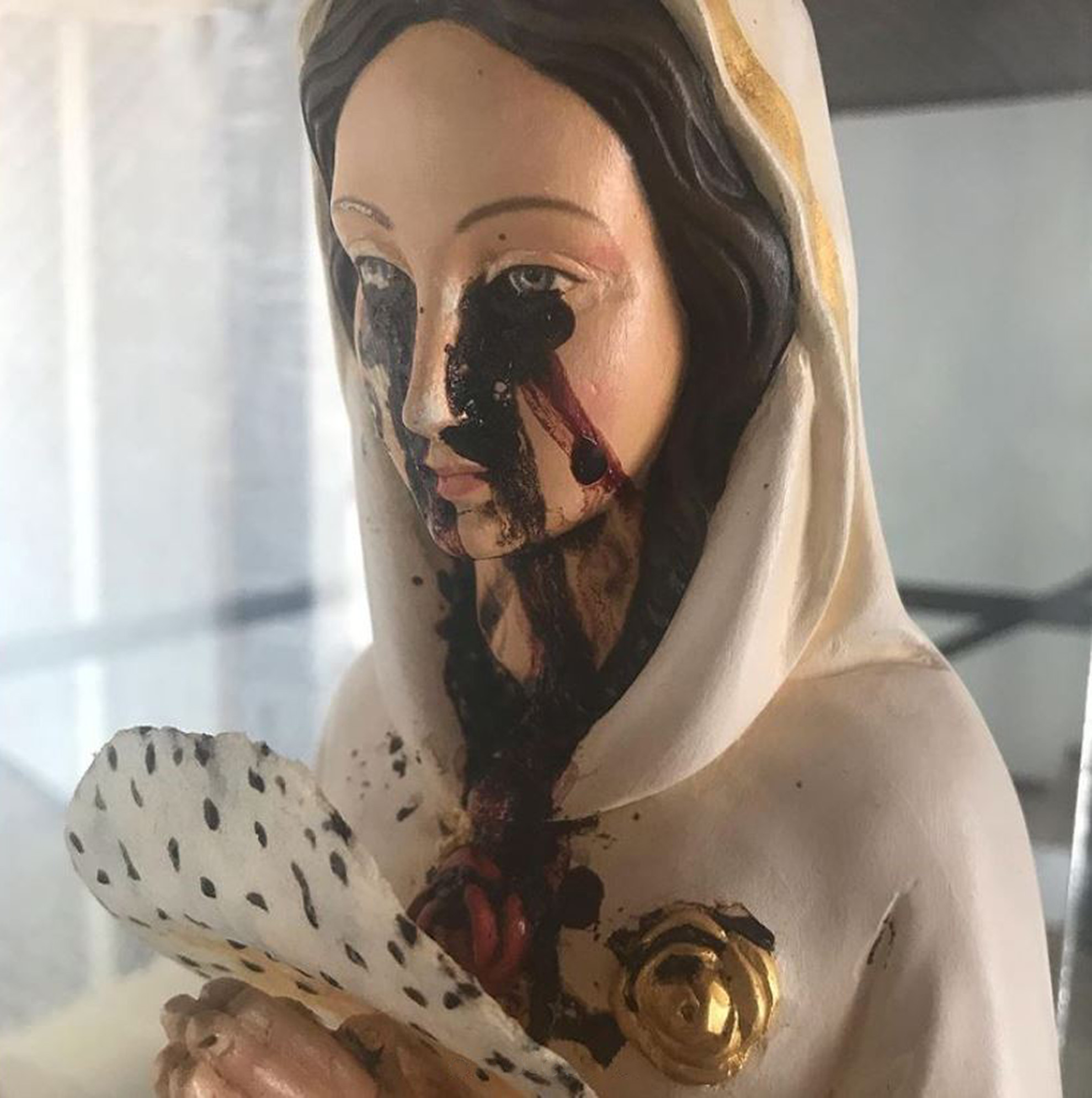 Read more about the article Monastery Causes Online Stir By Posting Photo Of Statue Of Mary Apparently Weeping Blood