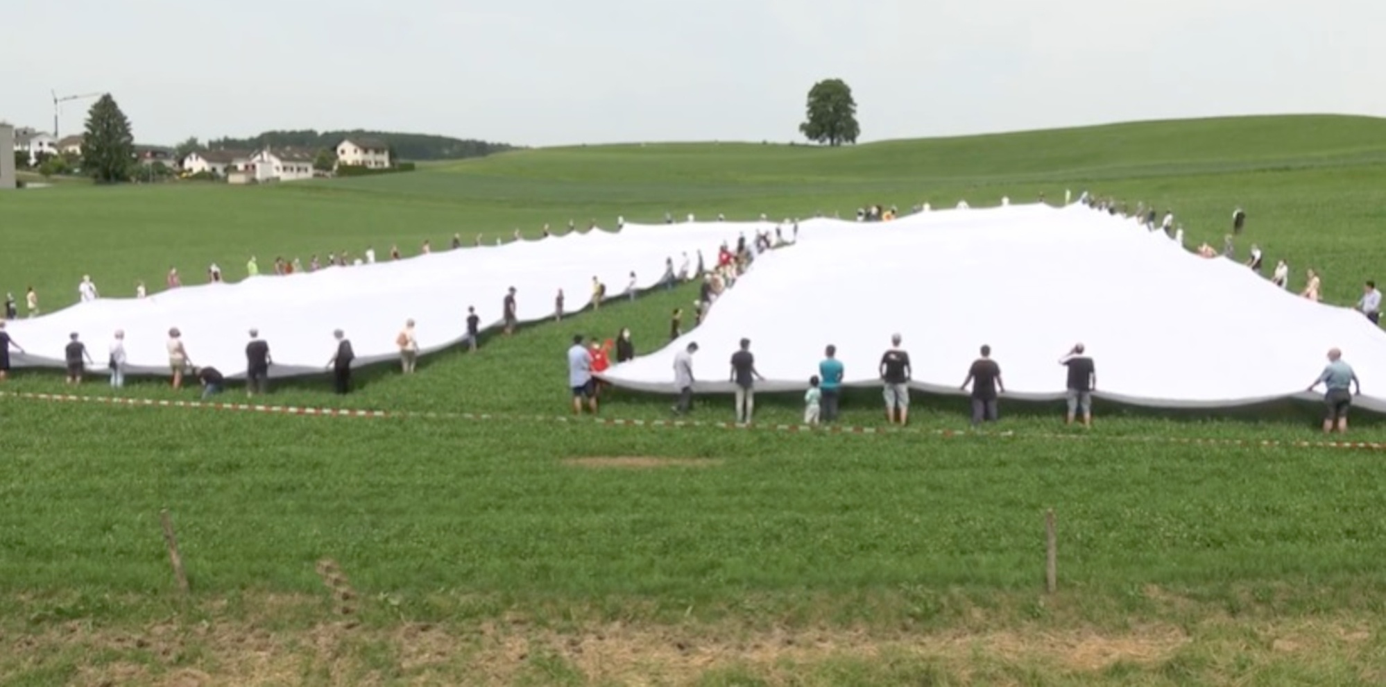 Read more about the article 230-Feet-Long World Record Trousers That Would Fit A 600 Foot Person And Weigh 1,500 Lbs To be Made Into Shopping Bags