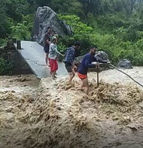 Read more about the article Moment Indian Locals Risk Lives Crossing Swollen River During Flash Flood