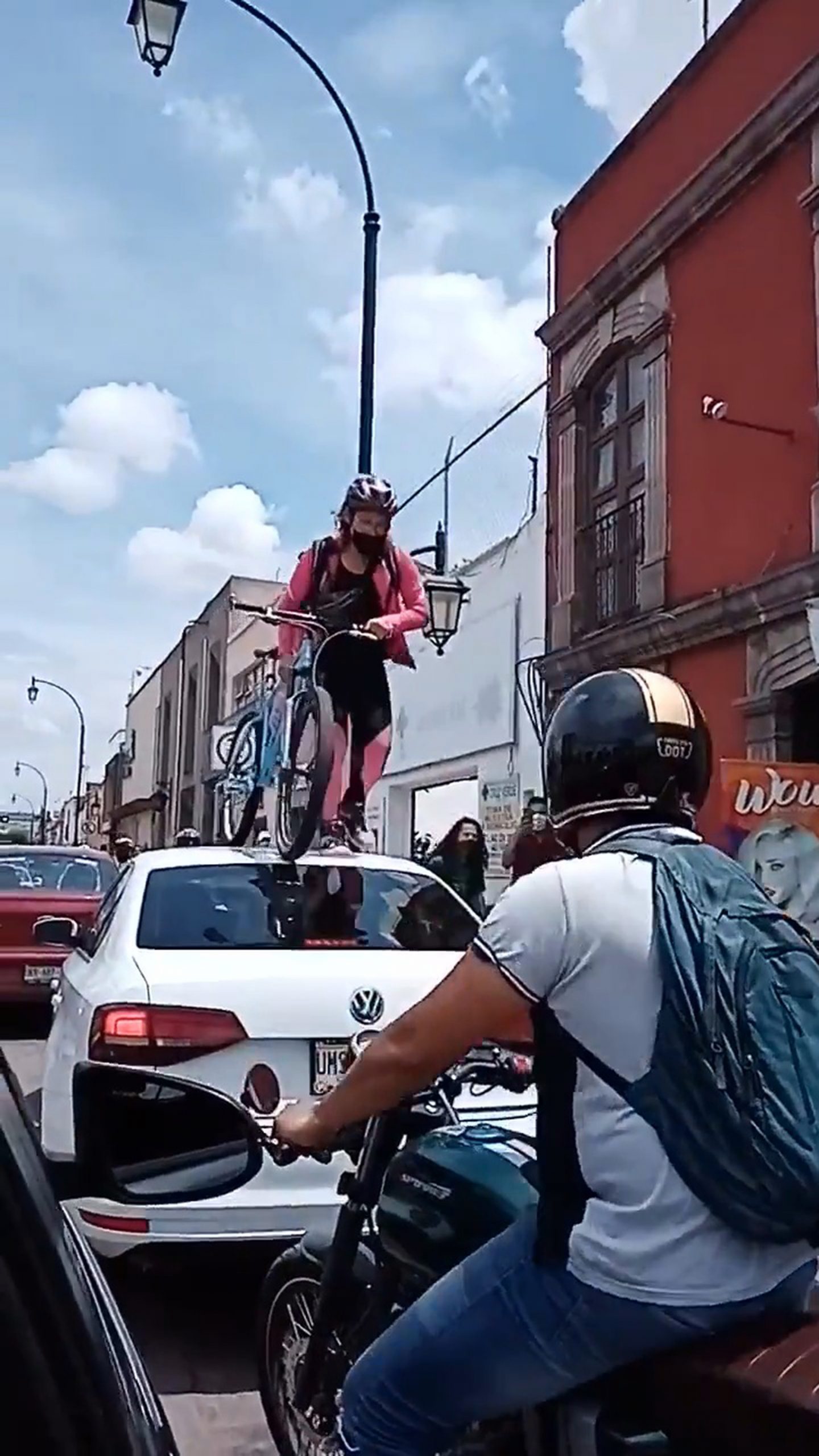 Read more about the article Angry Cyclist Stomps On Parked Car In Cycling Lane In Protest