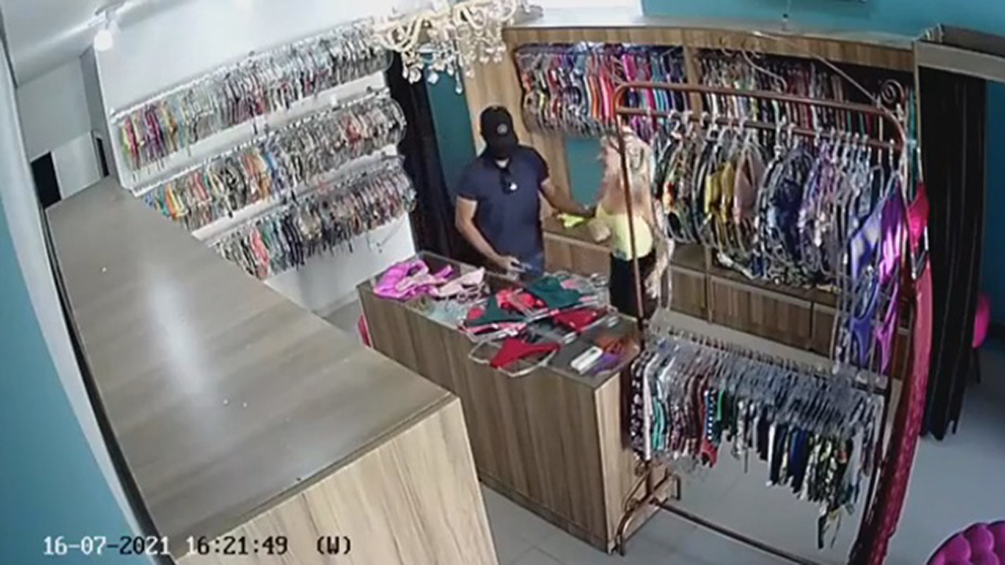 Read more about the article Moment 2 Thieves Beat And Tie Up Female Shop Owner In Brazil