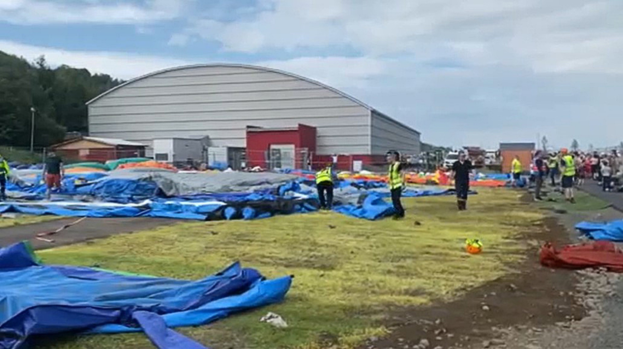 Read more about the article Iceland Wind Blows Away Bouncy Castle With 108 Kids On It Leaving 1 In Intensive Care