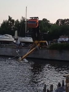 Read more about the article Moment Crane Topples Over Onto Brand New Russian Yacht As It Lowers It Into Water