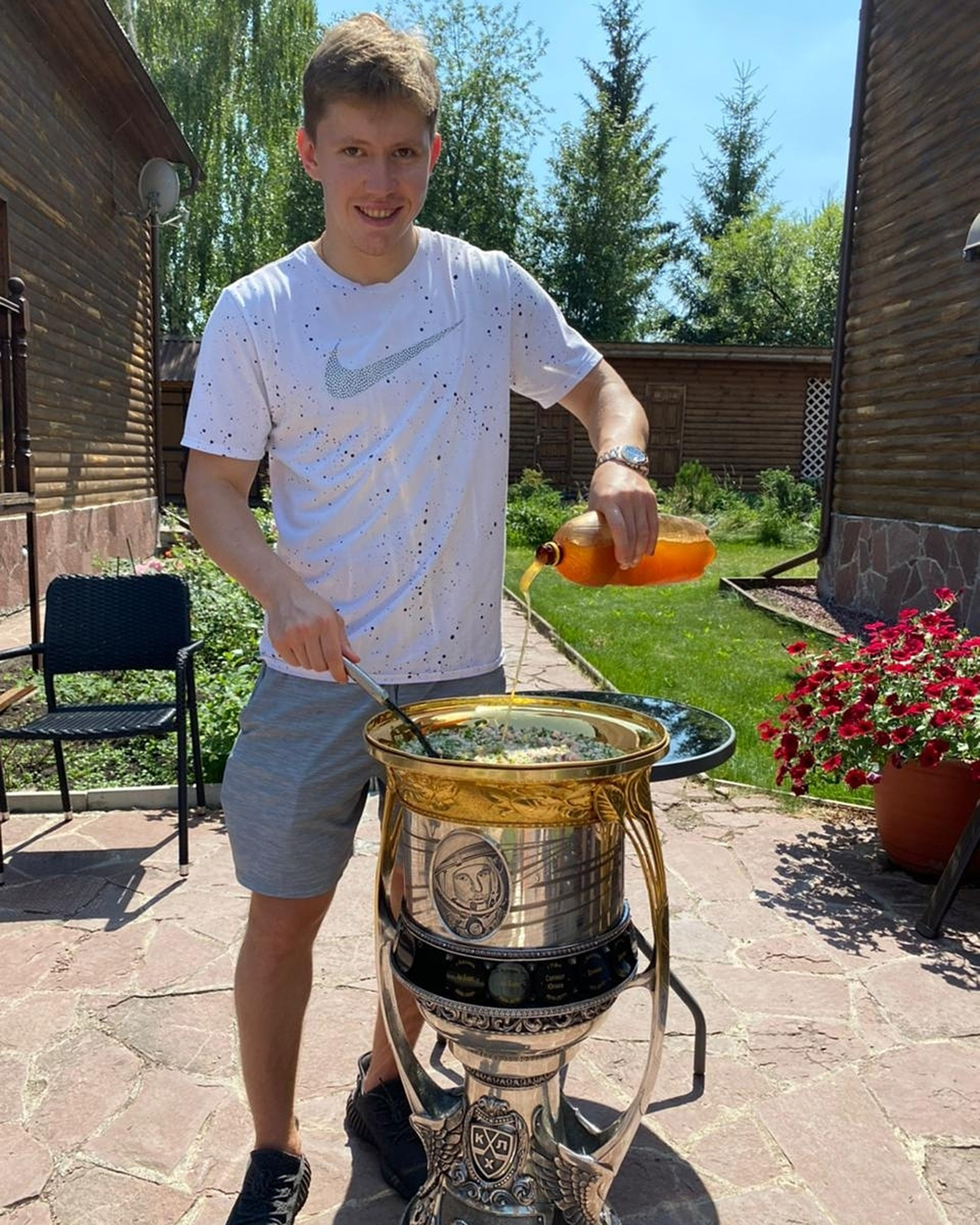 Read more about the article Russian Hockey Star Makes Traditional Soup In Title Trophy