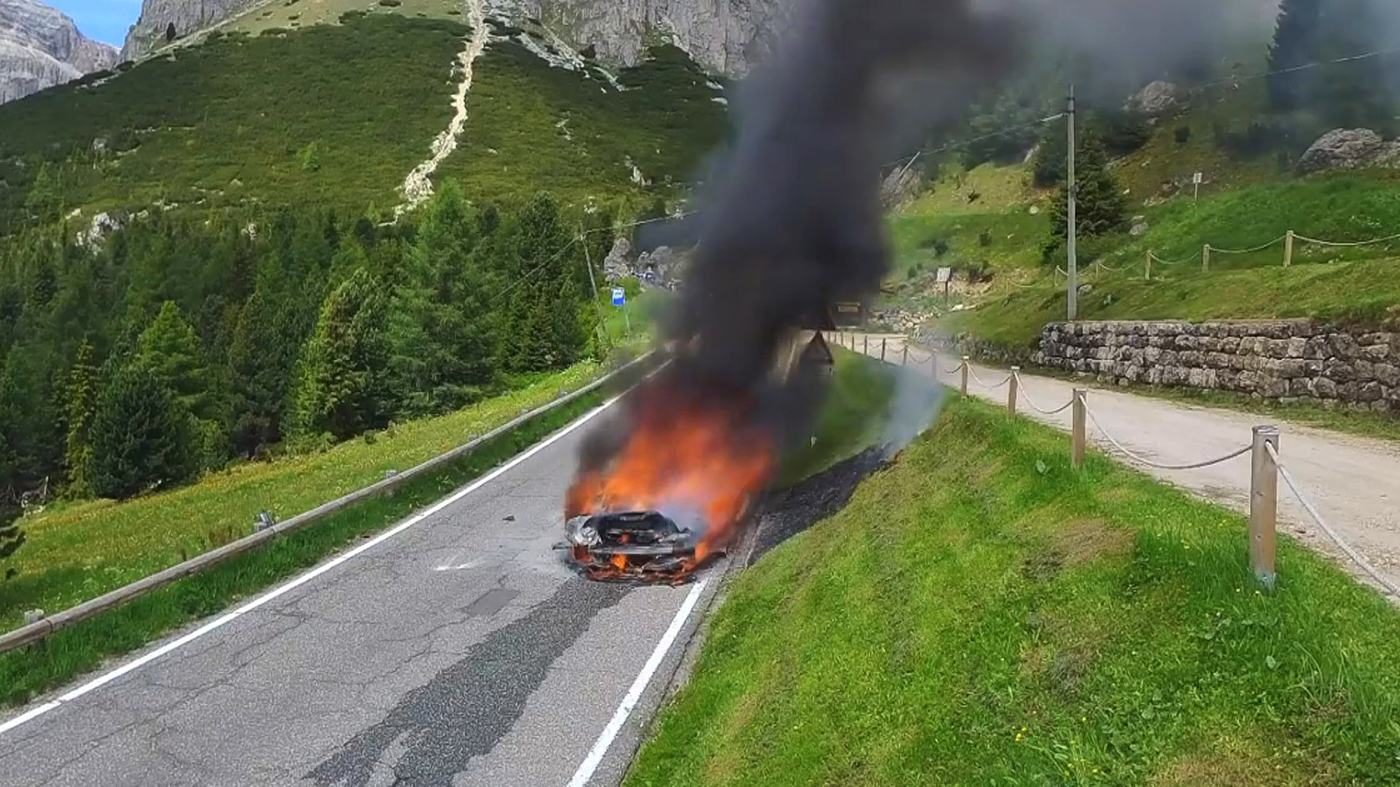 Read more about the article Luxury McLaren Supercar Burns To Crisp On Italian Mountain Road