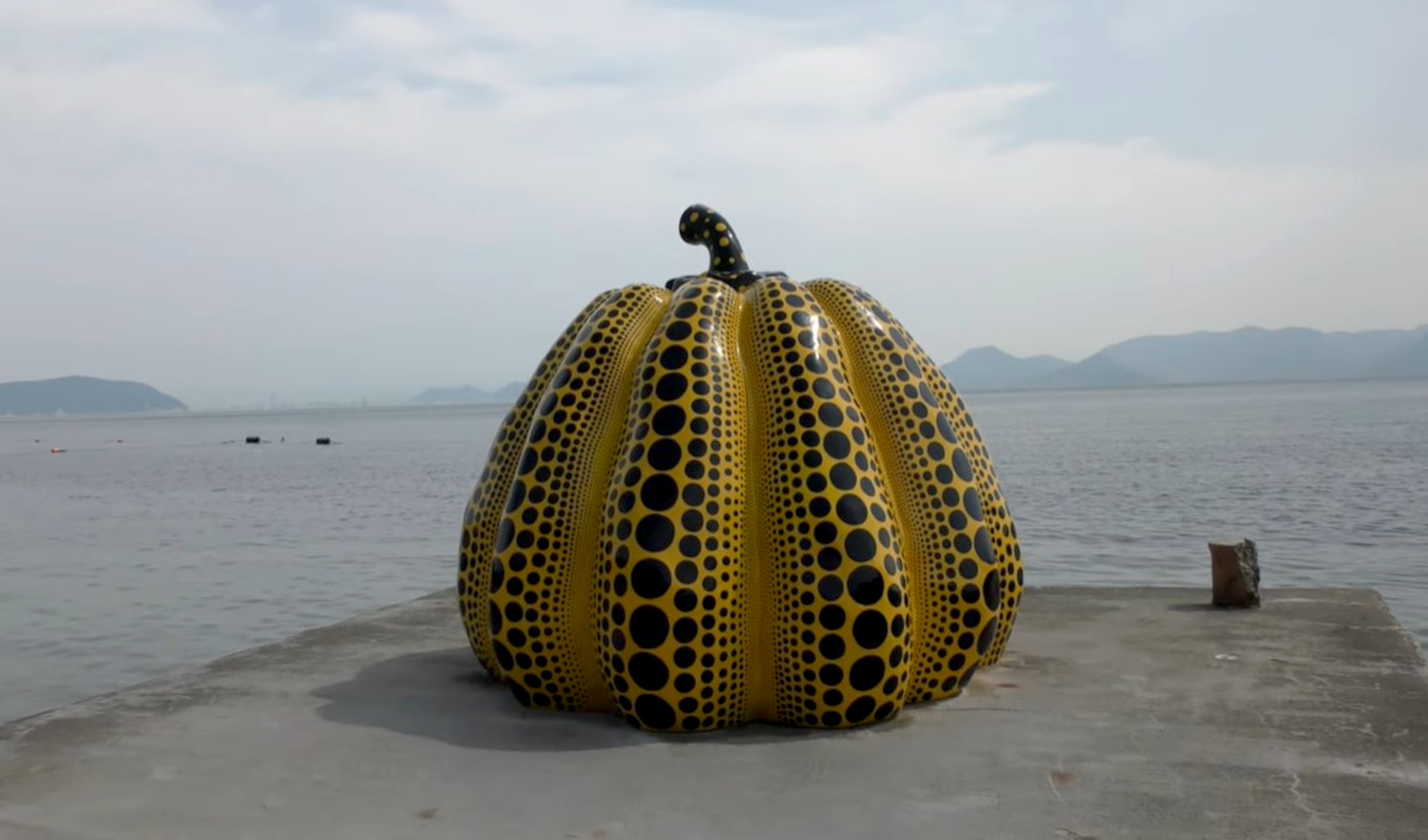 Read more about the article Famous Yellow Pumpkin Statue Swept Into Sea During Typhoon In Japan