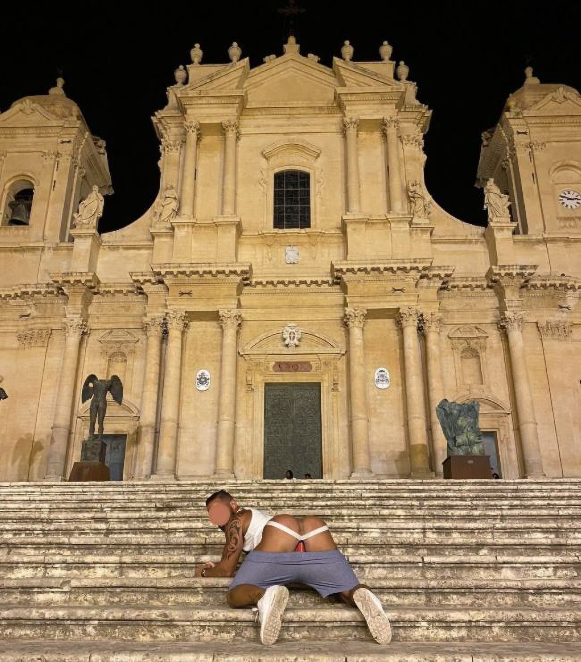 Read more about the article Tourist Fined GBP 8,500 For Baring Bum To Camera Outside Sicilian Cathedral