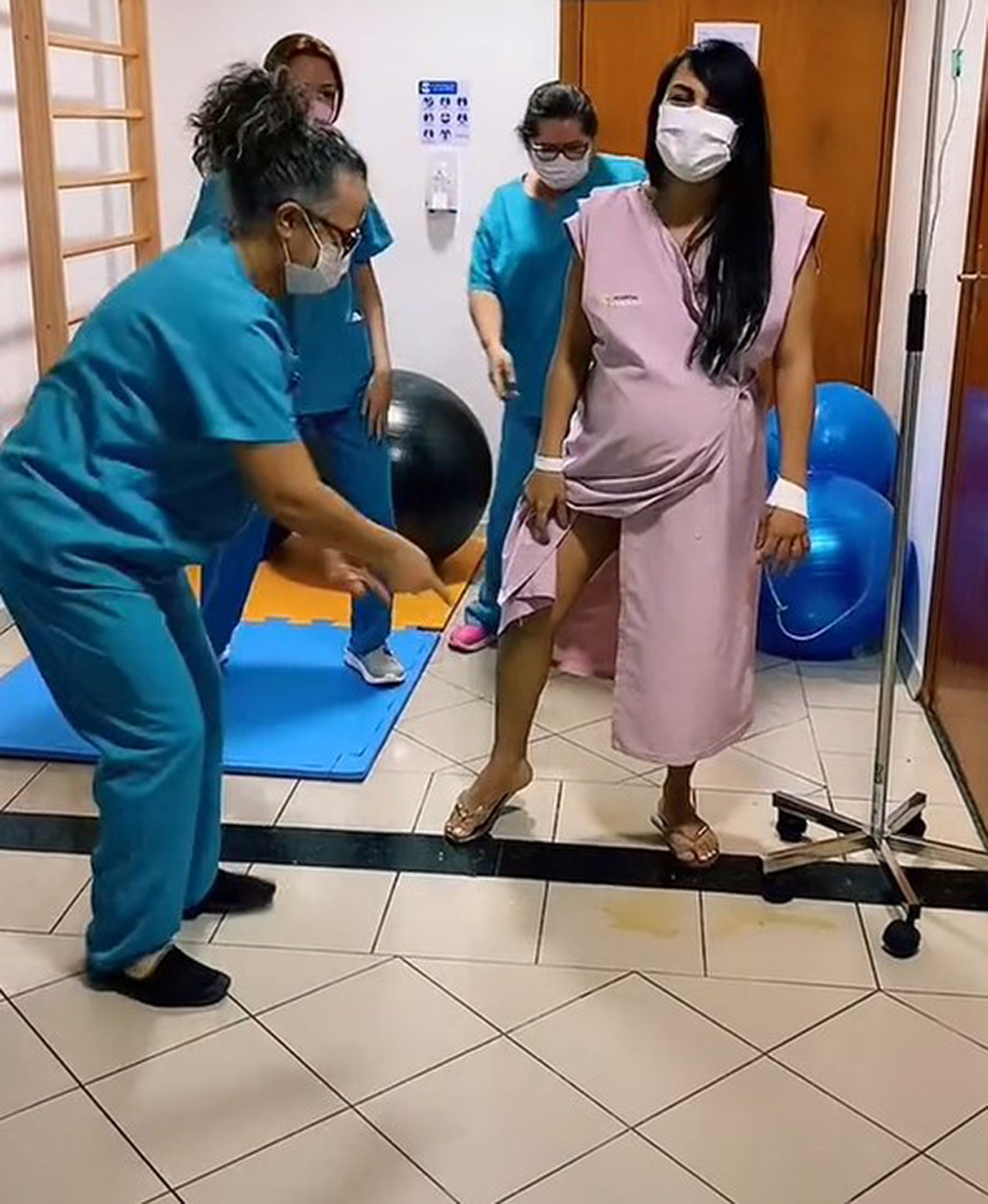 Read more about the article Moment Pregnant Woman Performs TikTok Dance With Nurses And Water Breaks Mid Routine