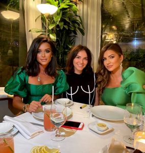 Read more about the article Hot Russian Celeb Celebrates Divorce With Pals At Trendy Restaurant In New Bulgari Necklace