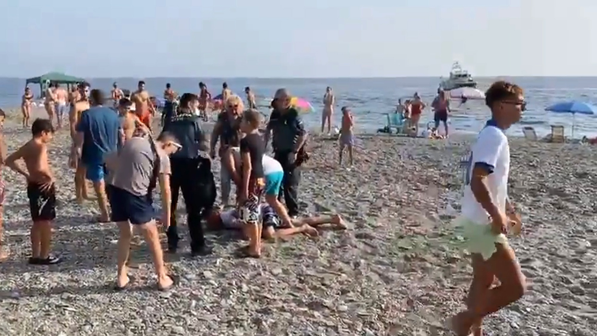 Read more about the article Moment Narco Boat Crashes Into Spanish Beach And Brave Bathers Detain Suspect