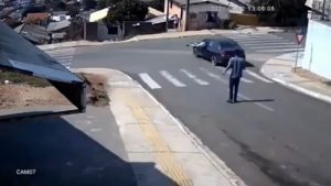 Read more about the article Moment Man Jumps Through Open Window Of Driverless Car And Applies Brake Before It Crashes Into Houses