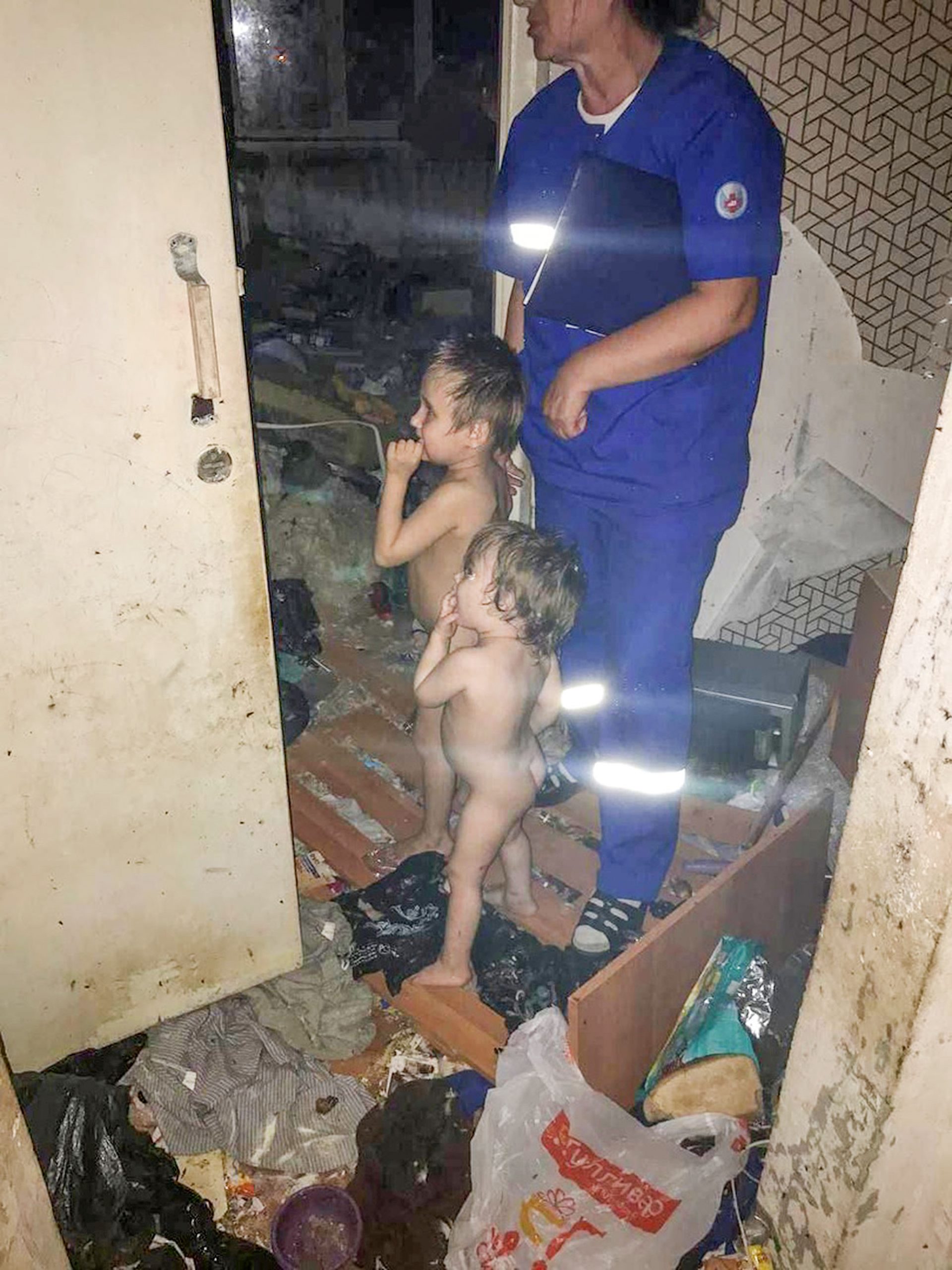 Read more about the article Two Grubby Naked Kids Dubbed The Mowgli Children Rescued From Filthy Apartment Full Of Rubbish Bags