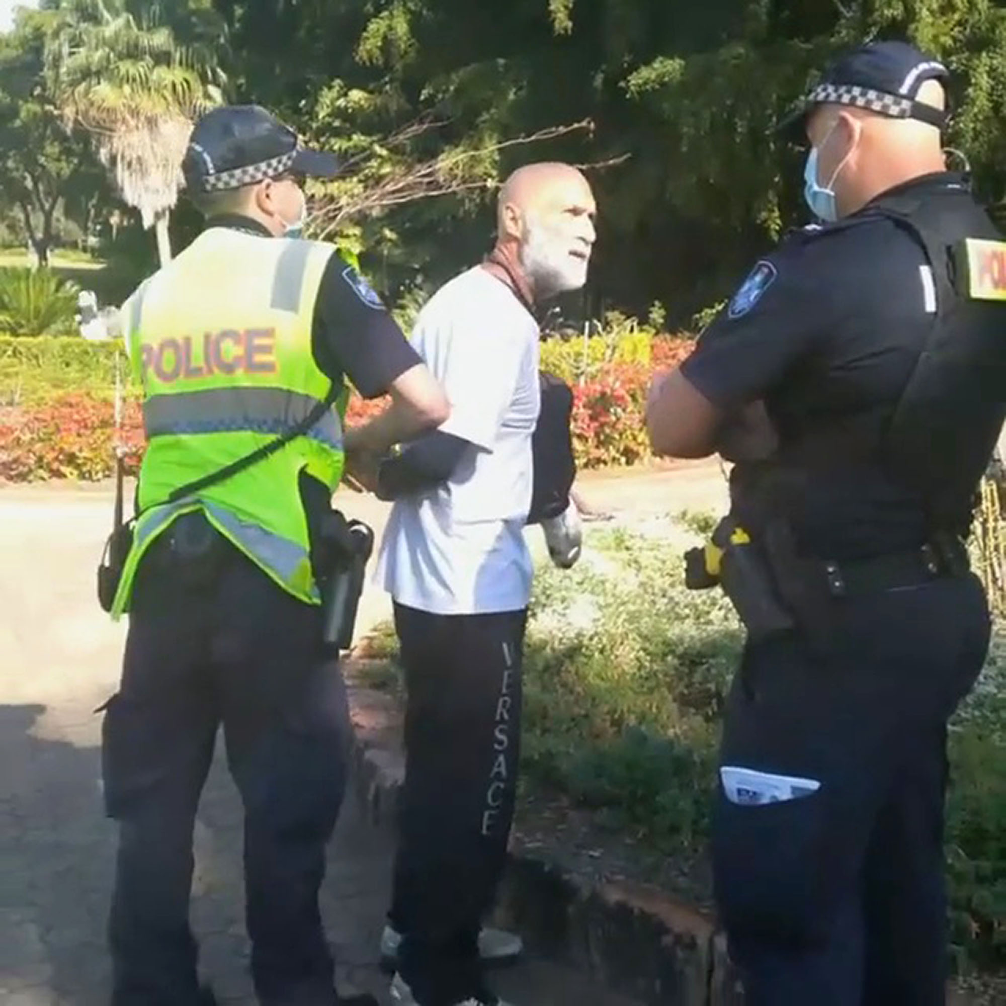 Read more about the article Aussie Man Suffers Heart Attack While Being Arrested By Cops For Not Wearing Mask In Huge Park