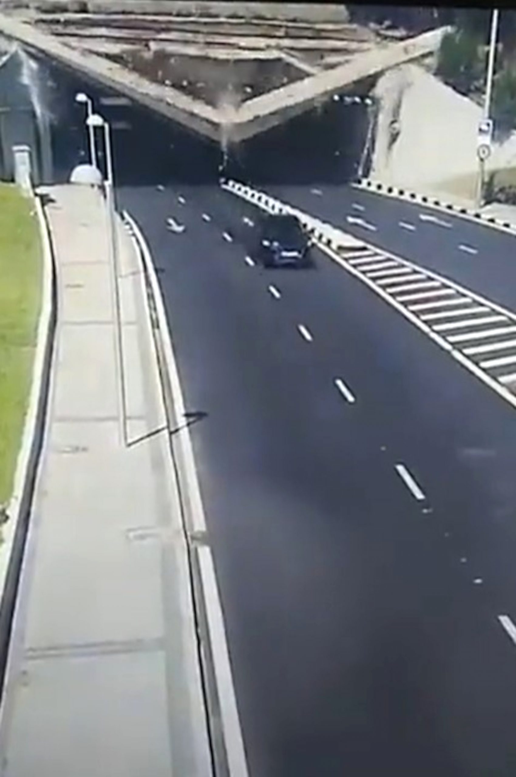 Read more about the article Moment Lucky Driver Exits Tunnel Just Seconds Before Concrete Beam Comes Crashing Down