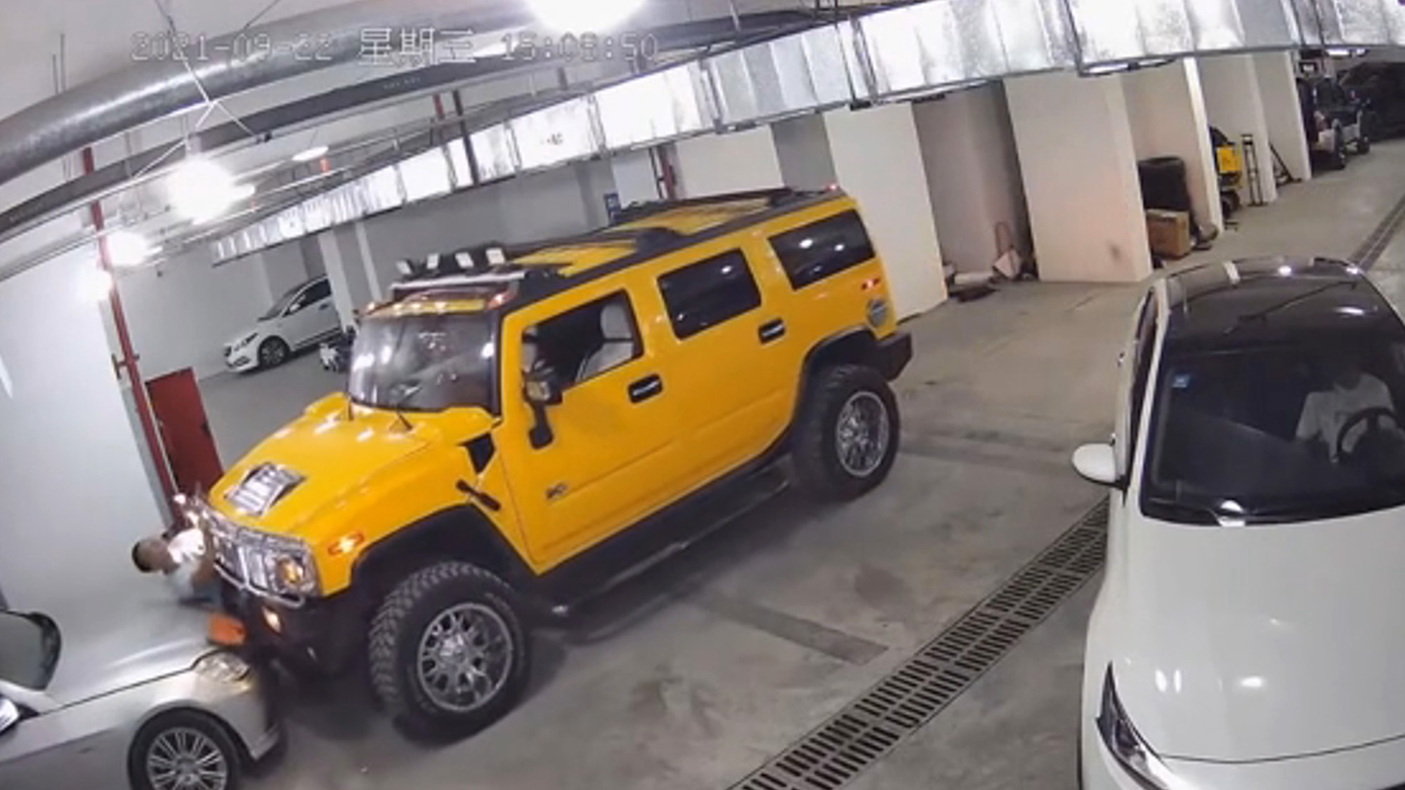 Read more about the article Garage Worker Tries To Stop Hummer That Suddenly Jolts Forwards And Pins Him Against Parked Car